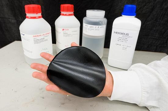 這種“紙電池”的蓄電能力可以和市場上最好的超級電容電池相媲美，一張直徑15厘米的“紙電池”就可以儲存1法拉的電容。