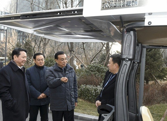 體驗太陽能電動車 李克強總理贊嘆創新之道 體驗太陽能電動車 李克強總理贊嘆創新之道