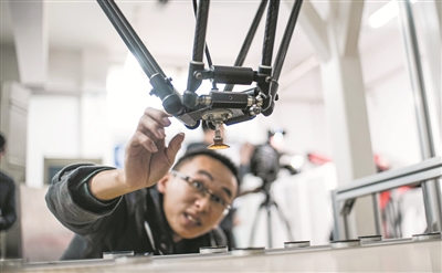 高速并聯機器人正在作業