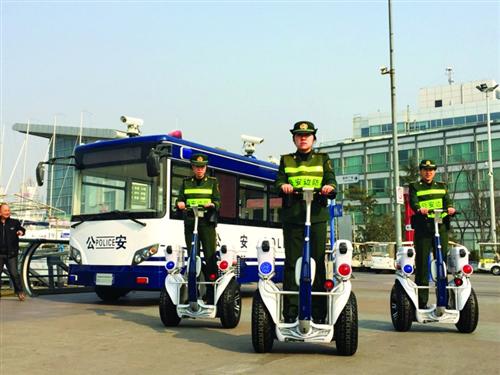 青島市警花踏上“風火輪”巡邏