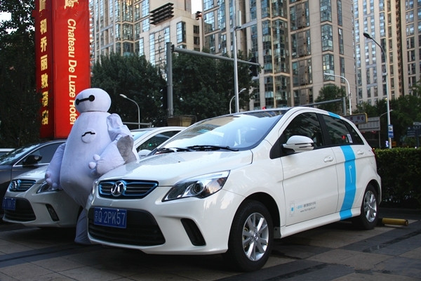 北汽無人駕駛新能源車下月可試駕 在京新建充電樁3萬個(gè)