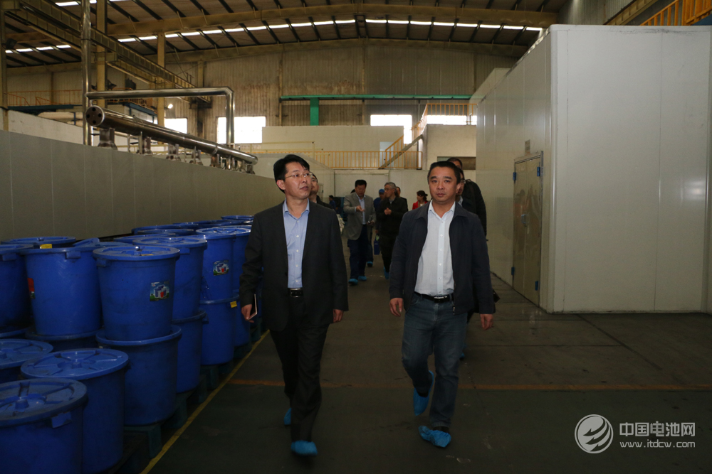 調(diào)研團(tuán)參觀金瑞科技生產(chǎn)車(chē)間