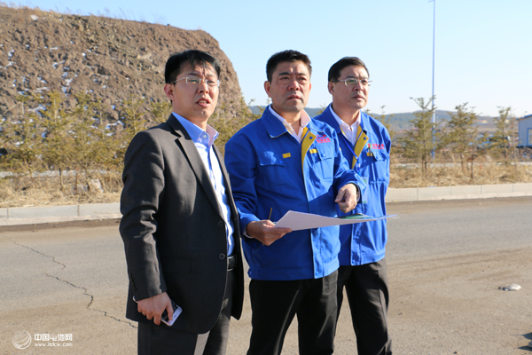 鴻圖隔膜董事長張漢鴻、副總經理周洪臣及中國電池網創始人于清教查看二期規劃 鴻圖隔膜董事長張漢鴻、副總經理周洪臣及中國電池網創始人于清教查看二期規劃