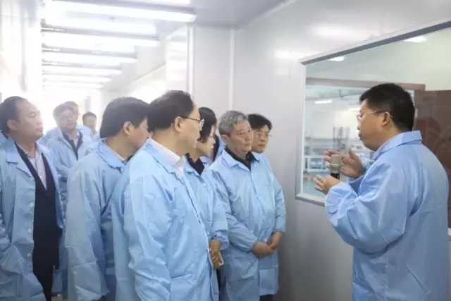 妙盛動力總裁邱則有向湖南副省長張劍飛一行介紹鋰電池生產工藝流程