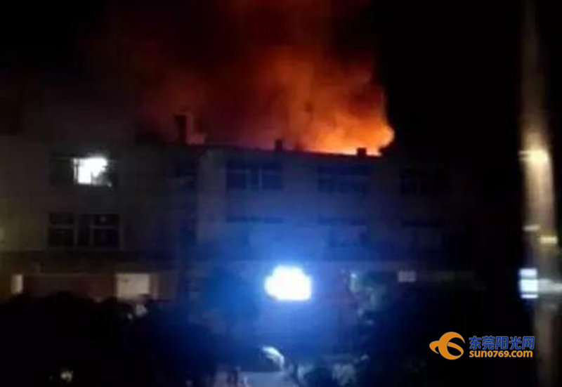 廣東深圳：中準(zhǔn)能源廢舊圓柱鋰電池堆冒煙起火 無傷亡