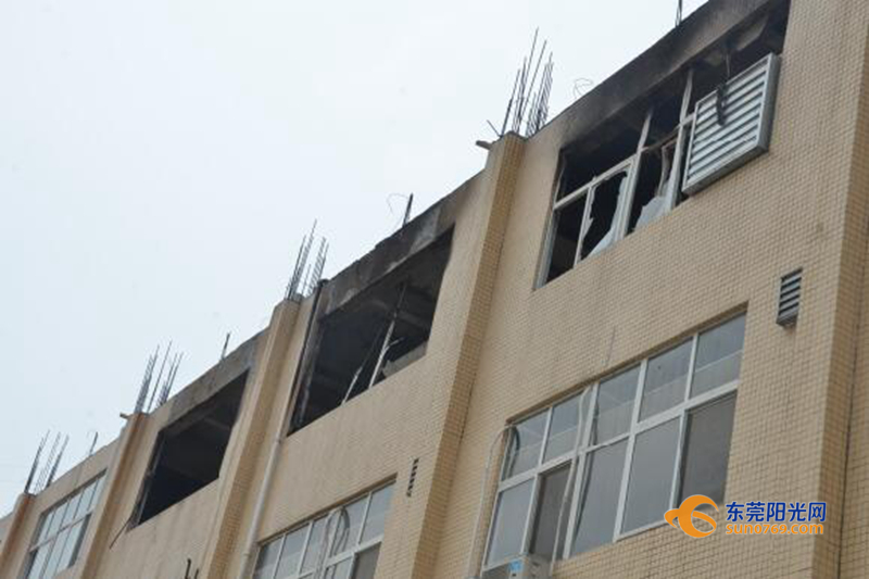 廣東深圳：中準(zhǔn)能源廢舊圓柱鋰電池堆冒煙起火 無傷亡