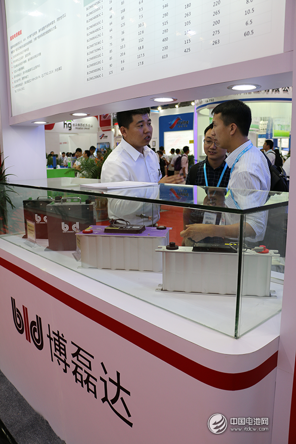 博磊達公司領導為客戶講解產品