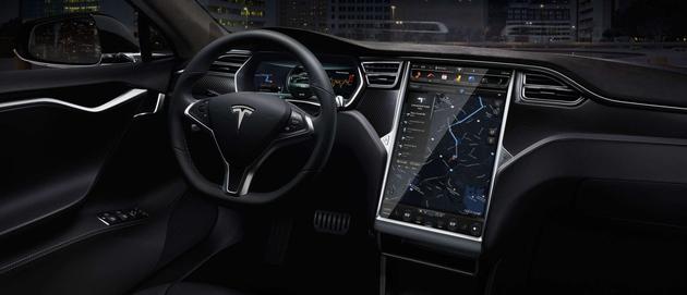 特斯拉的操作界面在汽車(chē)行業(yè)實(shí)屬獨(dú)特，多數(shù)的控制都是通過(guò)一個(gè)17英寸觸控屏實(shí)現(xiàn)的。
