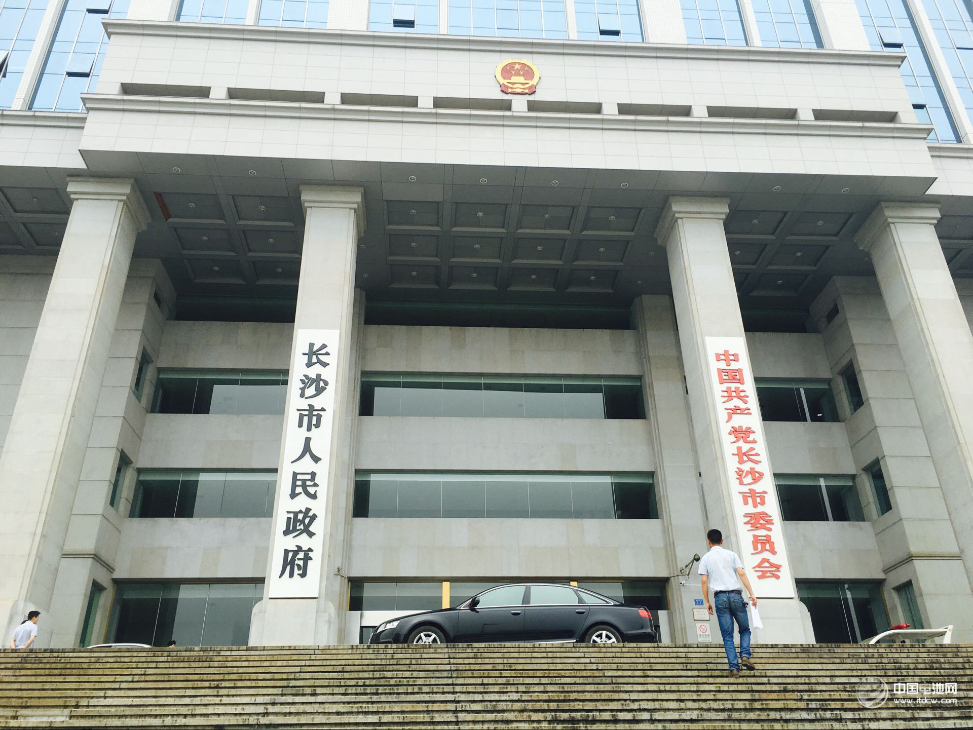 第4屆鋰電“達沃斯”論壇組委會秘書長、電池百人會常務副理事長兼秘書長于清教一行應邀抵達長沙，在寧鄉高新區、長沙市人民政府、長沙市經信委、中國（長沙）先進電池材料及電池產業技術創新戰略聯盟和中南大學就第4屆鋰電“達沃斯”論壇籌備情況及舉辦城市等進行調研交流