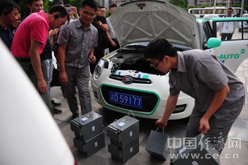 力帆汽車研發生產的電動汽車,工作人員正在為車輛替換電源。 力帆汽車研發生產的電動汽車,工作人員正在為車輛替換電源。