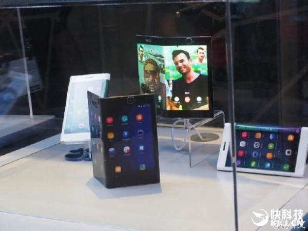 屏幕主板電池都能彎曲！聯(lián)想展示真正柔性手機(jī)