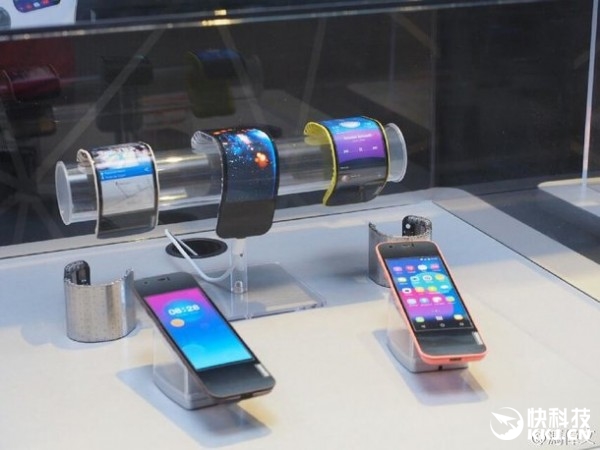 屏幕主板電池都能彎曲！聯(lián)想展示真正柔性手機(jī)