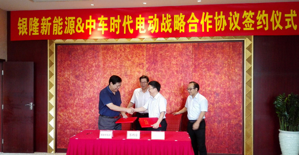 魏銀倉董事長與申宇翔董事長親切握手，慶祝戰(zhàn)略合作協(xié)議簽訂