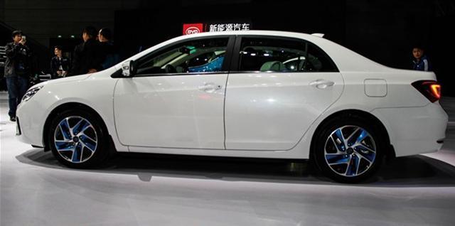 今年北京車展亮相的比亞迪秦100展車，換上了新造型輪轂