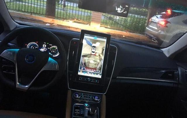 新車配備了超大尺寸中控液晶屏