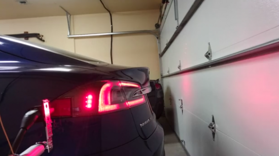 特斯拉用戶自己打造“固體金屬蛇”自動充電系統(tǒng)