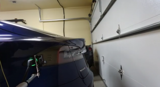 特斯拉用戶自己打造“固體金屬蛇”自動充電系統(tǒng)