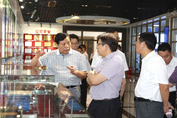 魏董事長向馮飛副部長介紹“銀隆鈦”電池的優異特性