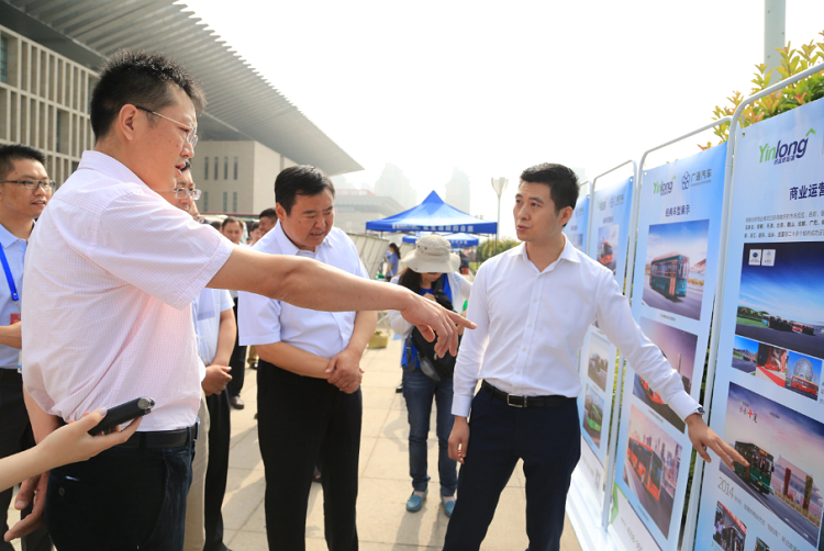 交通運輸部運輸服務司副司長蔡團結到銀隆新能源展位了解 交通運輸部運輸服務司副司長蔡團結到銀隆新能源展位了解