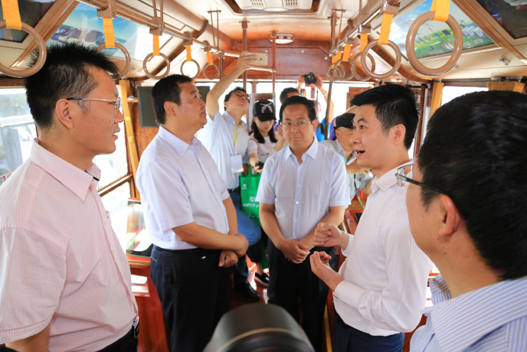 領導們登上鐺鐺車作全面了解 領導們登上鐺鐺車作全面了解