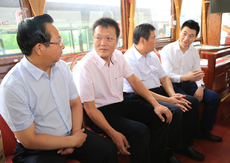 領導們試乘鐺鐺車,體驗舒適的乘坐體驗 領導們試乘鐺鐺車,體驗舒適的乘坐體驗