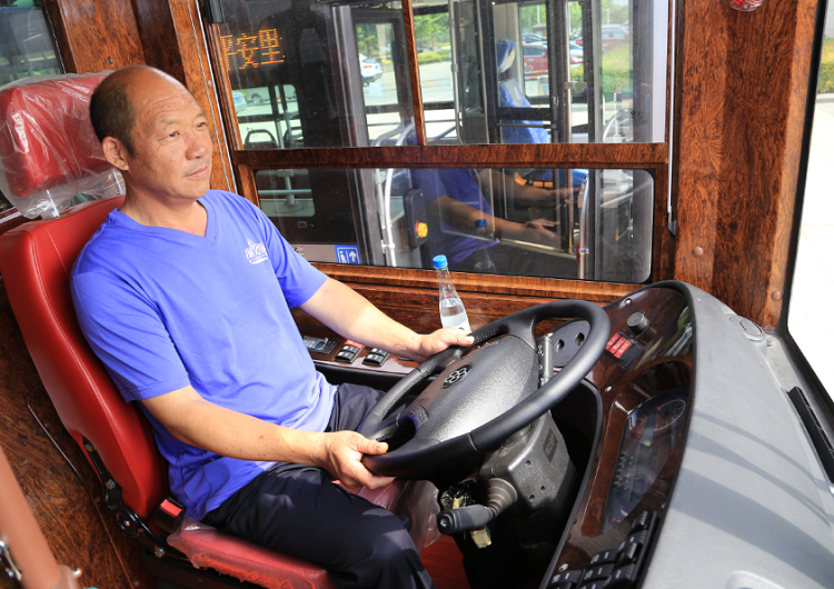 許昌當地司機爭先到鐺鐺車駕駛室進行體驗 許昌當地司機爭先到鐺鐺車駕駛室進行體驗