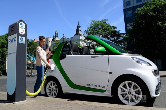 百萬輛上路目標(biāo)頻現(xiàn) 電動汽車時代是否來得太快? 百萬輛上路目標(biāo)頻現(xiàn) 電動汽車時代是否來得太快?