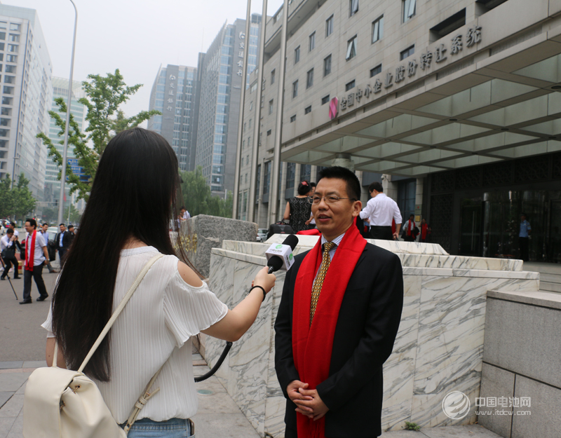 惠強新材董事長王紅兵在掛牌儀式現場接收中國電池網采訪 惠強新材董事長王紅兵在掛牌儀式現場接收中國電池網采訪