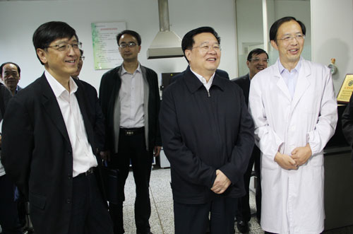 王國生參觀鹽湖化學與分析測試中心 王國生參觀鹽湖化學與分析測試中心