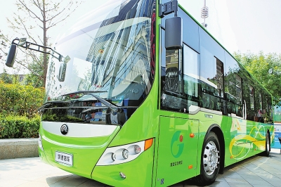參加會(huì)展的宇通電動(dòng)客車。記者聶冬晗攝