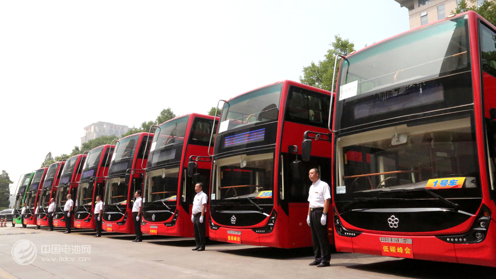 2016年6月8日,銀隆新能源純電動(dòng)客車榮膺第二屆中美低碳峰會(huì)指定用車 2016年6月8日,銀隆新能源純電動(dòng)客車榮膺第二屆中美低碳峰會(huì)指定用車