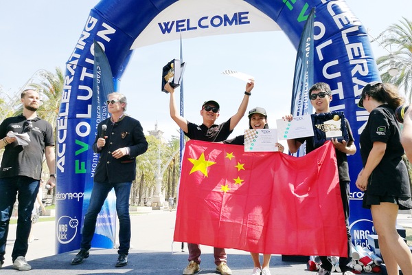 純電動汽車可以環(huán)游世界 充電基礎(chǔ)設(shè)施仍需完善 純電動汽車可以環(huán)游世界 充電基礎(chǔ)設(shè)施仍需完善