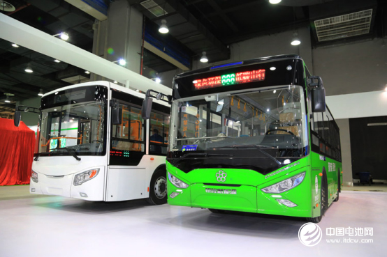 （銀隆新能源純電動10.5米（白）、8.5米（綠）客車）