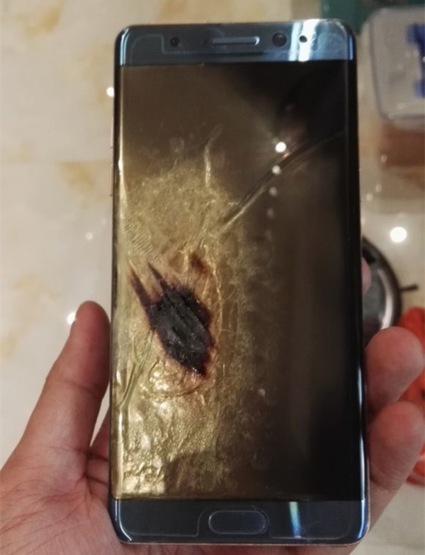 國行版也炸了！網友爆料玩Note 7時突然黑屏發生爆炸