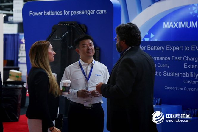 寧德時代市場部總監(jiān)楊琦在展臺與記者深入交流