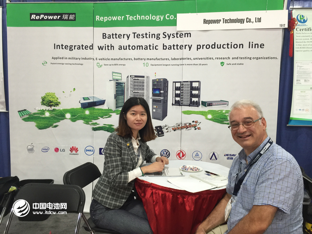 瑞能股份工作人員與客戶交流 瑞能股份工作人員與客戶交流