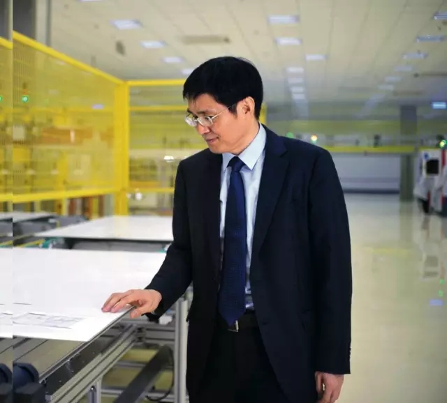 鐘寶申2010年加入隆基股份后,負(fù)責(zé)整個(gè)公司的戰(zhàn)略 鐘寶申2010年加入隆基股份后,負(fù)責(zé)整個(gè)公司的戰(zhàn)略