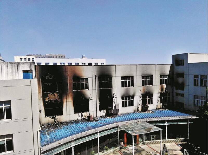 武漢東西湖區孚特電子科技有限公司廠房外,突然爆炸起火,白煙直沖云霄 武漢東西湖區孚特電子科技有限公司廠房外,突然爆炸起火,白煙直沖云霄