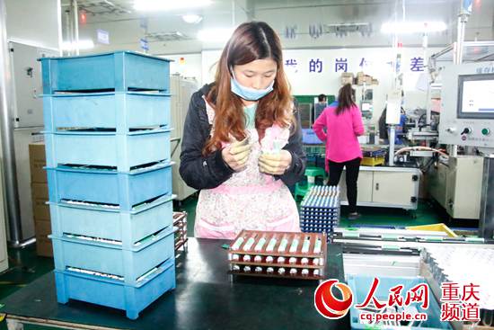 中欣維動力一名員工正在流水線上操作,生產鋰離子動力電池 中欣維動力一名員工正在流水線上操作,生產鋰離子動力電池