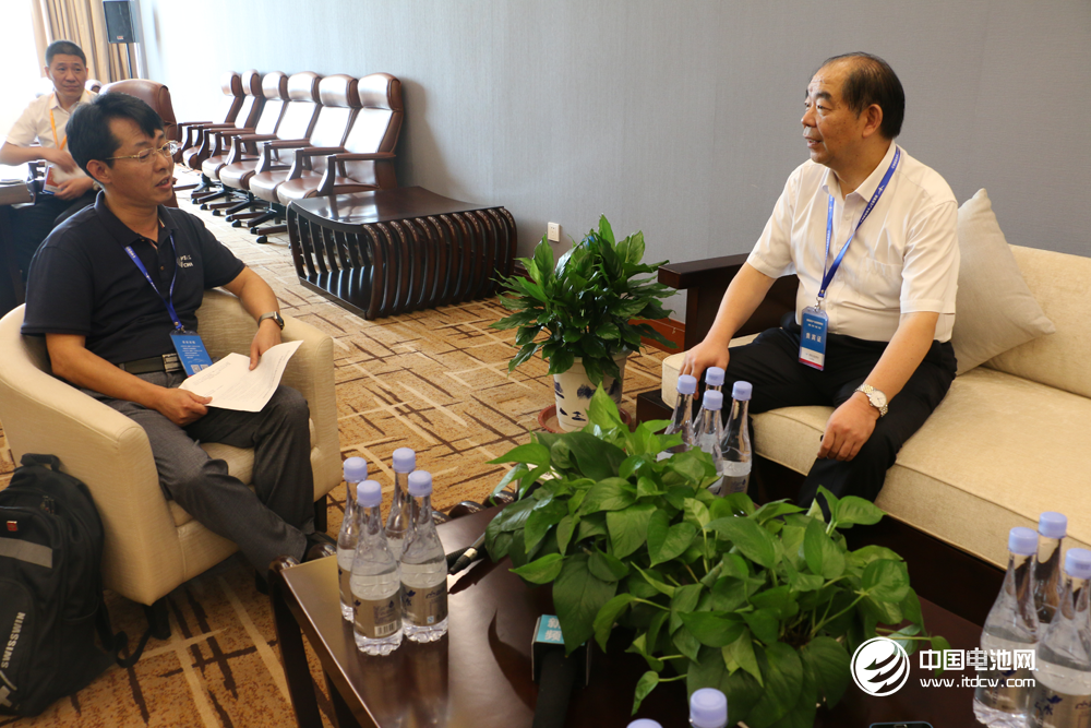多氟多董事長李世江接受中國電池網創始人\電池百人會秘書長于清教采訪