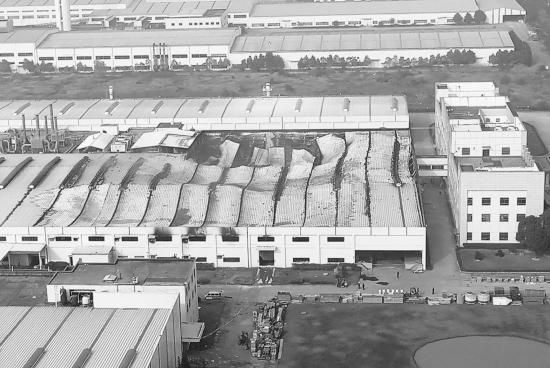 12月10日,長(zhǎng)沙縣泉塘轄區(qū)長(zhǎng)沙鎂鎂科技有限公司,廠房的一部分屋頂被大火燒穿了 12月10日,長(zhǎng)沙縣泉塘轄區(qū)長(zhǎng)沙鎂鎂科技有限公司,廠房的一部分屋頂被大火燒穿了