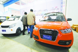 今年3月,一款五環“奧迪”老年代步車驚現國內某車展。 今年3月,一款五環“奧迪”老年代步車驚現國內某車展。