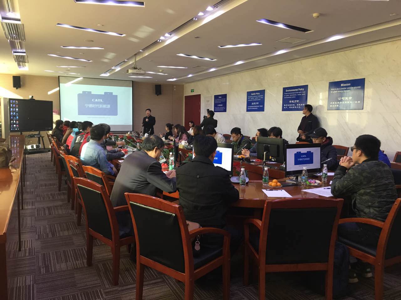 CATL市場總監楊琦向媒體介紹情況 CATL市場總監楊琦向媒體介紹情況