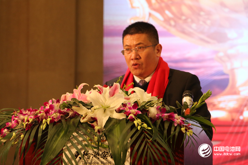 江蘇智航新能源有限公司董事長(zhǎng)周發(fā)章介紹公司《2016年工作總結(jié)及2017年度工作計(jì)劃》