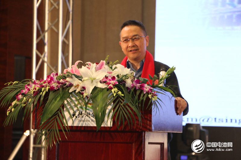 清華大學(xué)核能與新能源技術(shù)研究院新型能源與材料化學(xué)研究室主任、博士生導(dǎo)師何向明發(fā)表主題演講