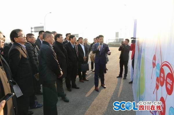 王傳福視察項(xiàng)目所在地。 王傳福視察項(xiàng)目所在地。