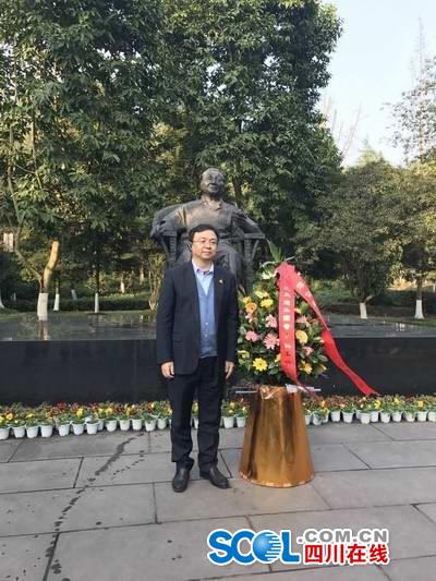 別上小平徽章,王傳福和小平銅像合個影。 別上小平徽章,王傳福和小平銅像合個影。