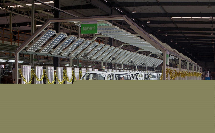 ▲齊河工廠車間內(nèi)，員工正在仔細(xì)檢查車輛。