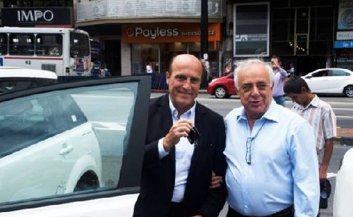 蒙得維的亞市市長(zhǎng)馬丁內(nèi)斯(左)高度贊賞比亞迪e6 蒙得維的亞市市長(zhǎng)馬丁內(nèi)斯(左)高度贊賞比亞迪e6