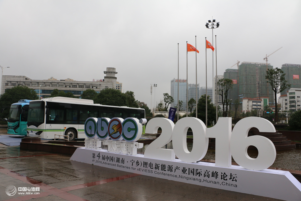 鋰電“達(dá)沃斯”論壇指定貴賓接待用車——比亞迪大巴